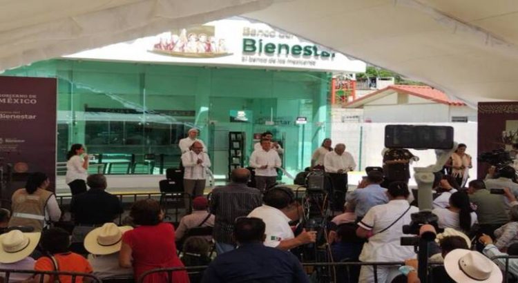 Le gritan a AMLO en Chiapas