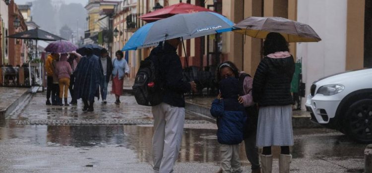 En Chiapas regresan a la escuela con paraguas