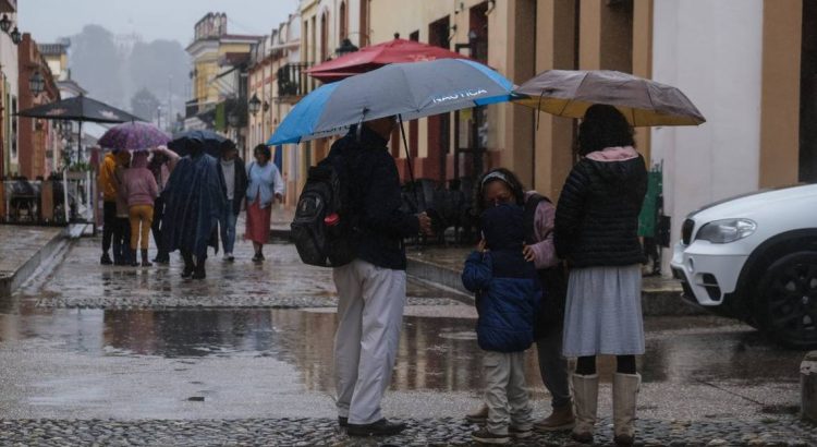 En Chiapas regresan a la escuela con paraguas
