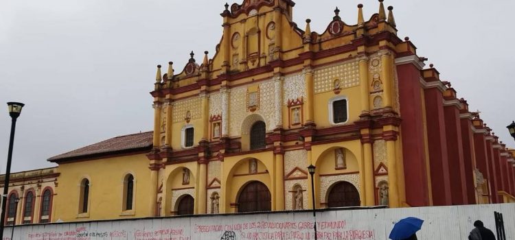 Colocan rejas frente a catedral y causa polémica en San Cristóbal