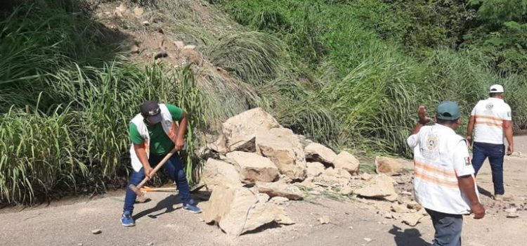 Caída de rocas en carreteras de en El Parral pone en peligro a automovilistas