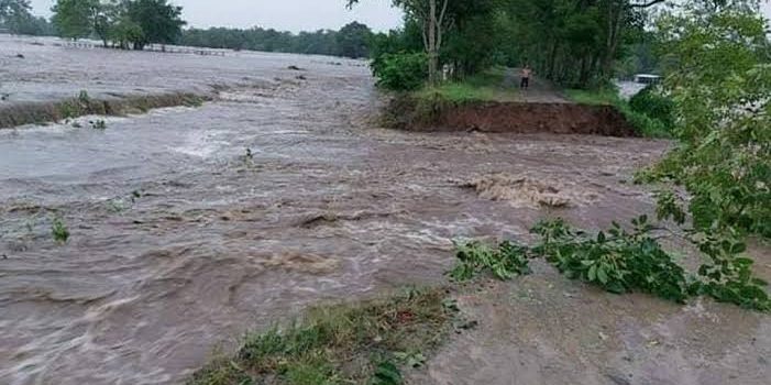 Lluvias provocan desbordamiento de río en Huixtla en Chiapas