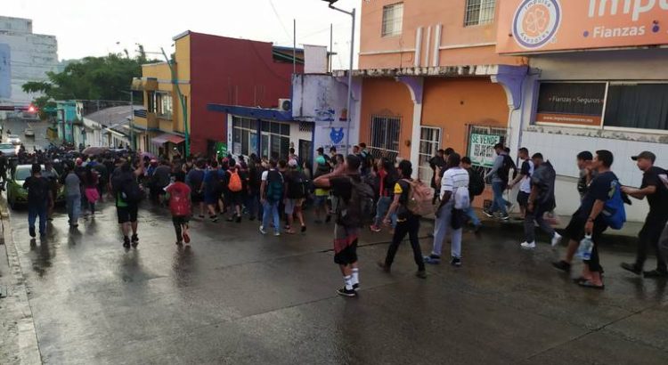 Bajo el agua sale contingente de migrantes de Tapachula Chiapas
