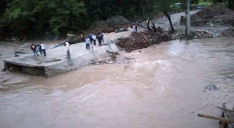 Tuxtla y Comitán incomunicados, lluvias derrumban puente en La Angostura