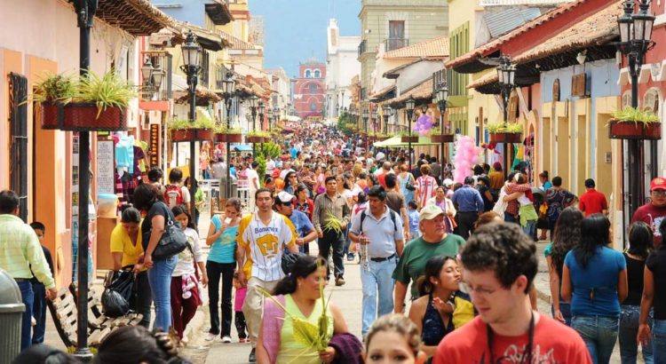 Turistas extranjeros y nacionales llegan a San Cristóbal de las Casas
