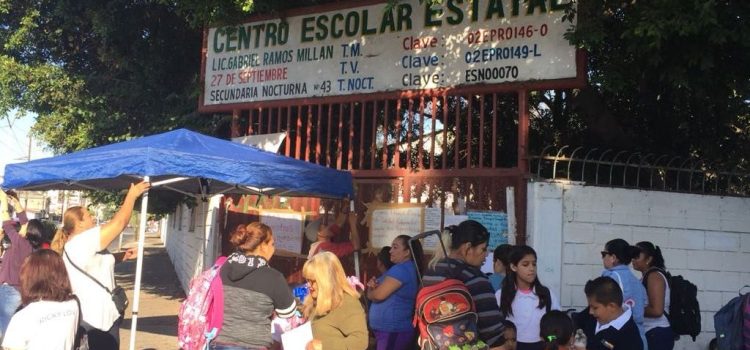 Maestros de la zona 049 toman las instalaciones de la Secretaría de Educación