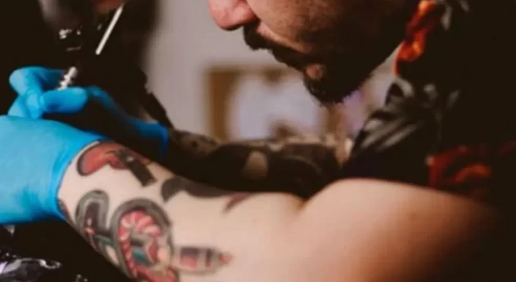 Se tatuó el nombre de su novia… en el pene
