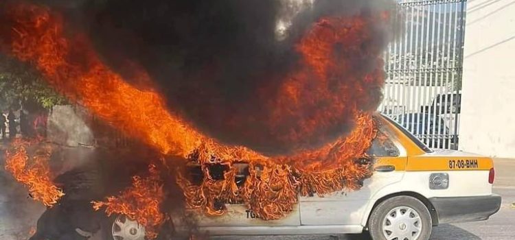 Taxi es consumido por el fuego frente a la Torre Chiapas