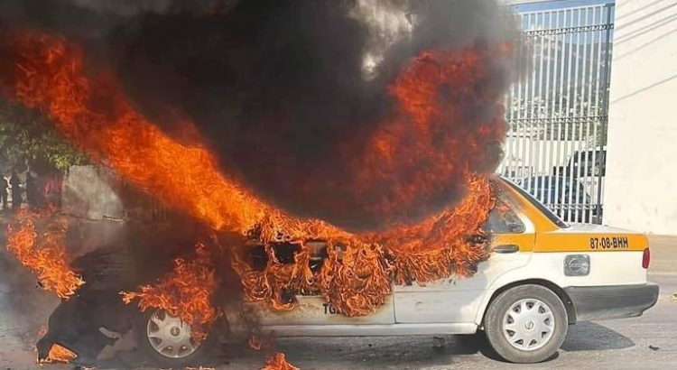 Taxi es consumido por el fuego frente a la Torre Chiapas