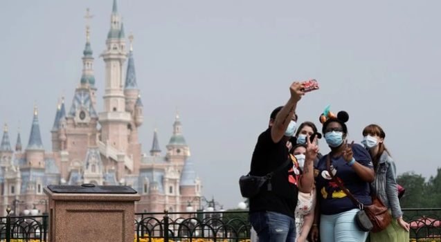 Regaló vacaciones a Disneylandia a miles de sus empleados
