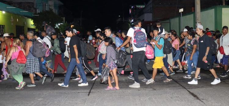 Autoridades migratorias dispersan caravana de migrantes en Chiapas