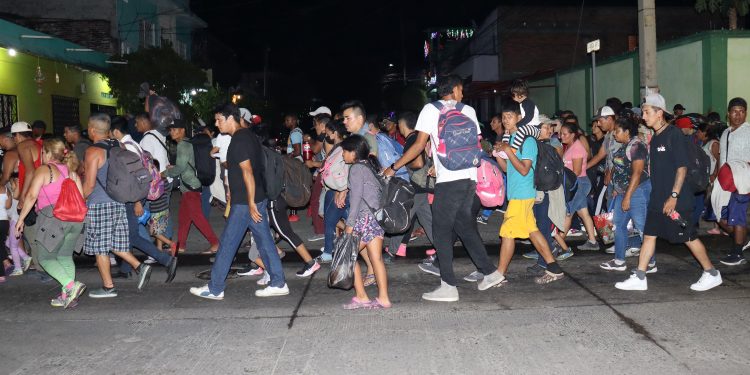 Autoridades migratorias dispersan caravana de migrantes en Chiapas