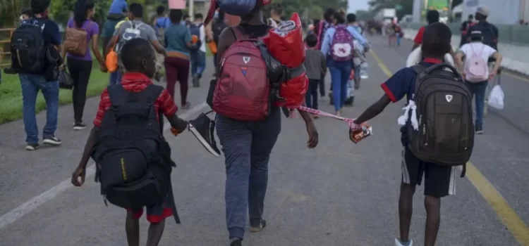 Migrantes haitianos irrumpen en las oficinas de la COMAR, exigen pagos