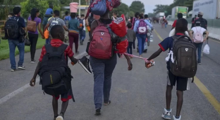 Migrantes haitianos irrumpen en las oficinas de la COMAR, exigen pagos