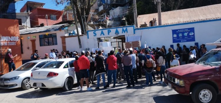Protestan frente a organismo de agua en San Cristóbal de las Casas