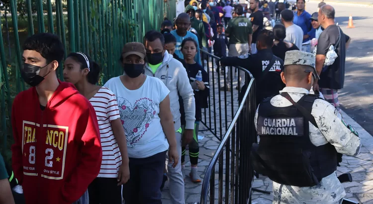 Migrantes en Chiapas piden libre tránsito en medio de visita de Biden
