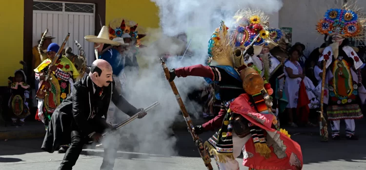 Descendientes mayas tzeltales bailan en Chiapas para atraer lluvias