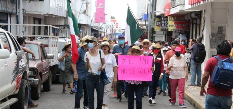 Ciudadanos participan en la segunda marcha a favor del INE en Tapachula