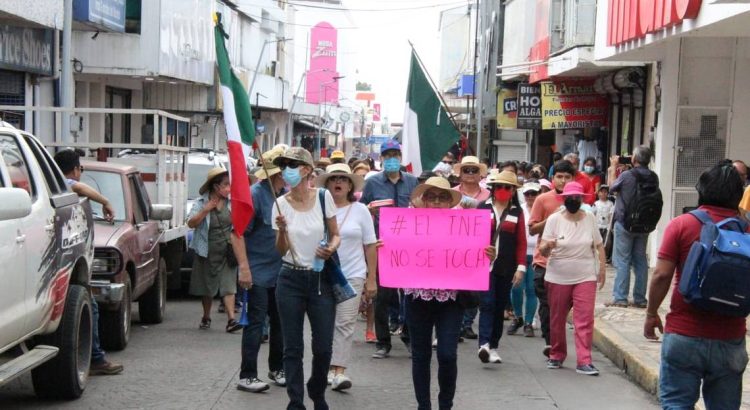 Ciudadanos participan en la segunda marcha a favor del INE en Tapachula