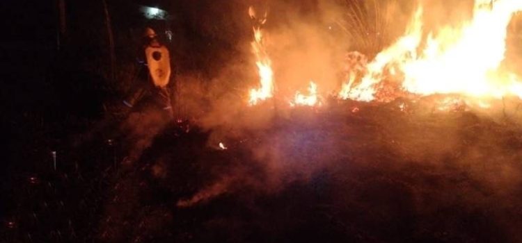 Fuerte incendio de pastizales pone en riesgo a la población de Chiapas
