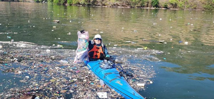 Ciudadanos sacan media tonelada de basura del Cañón del Sumidero, en Chiapas