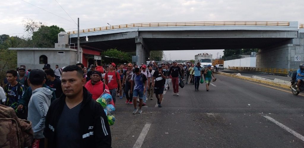 Al menos 500 migrantes parten en caravana desde Tapachula, Chiapas