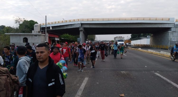 Al menos 500 migrantes parten en caravana desde Tapachula, Chiapas