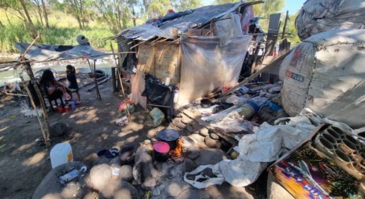 Migrantes denuncian que autoridades quemaron sus casas provisionales