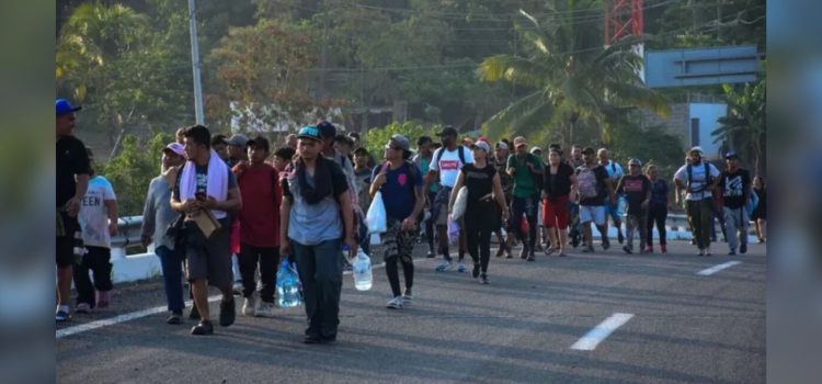 México ofrece permisos de tránsito a integrantes de caravana migrante que avanza por Chiapas