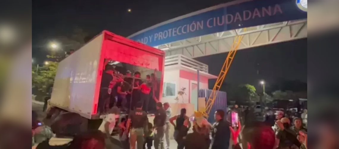 En Chiapas, rescatan a 174 migrantes que viajaban hacinados en la caja de un tractocamión