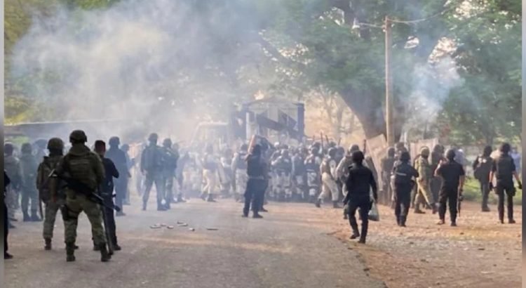 GN y Ejército se enfrentan con gases lacrimógenosy piedras contra pobladores de Chiapas