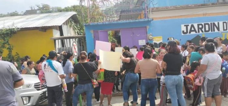 Familias protestan en kínder de Yajalón por abuso sexual a niña