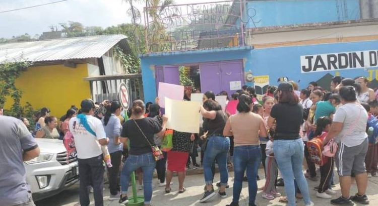 Familias protestan en kínder de Yajalón por abuso sexual a niña