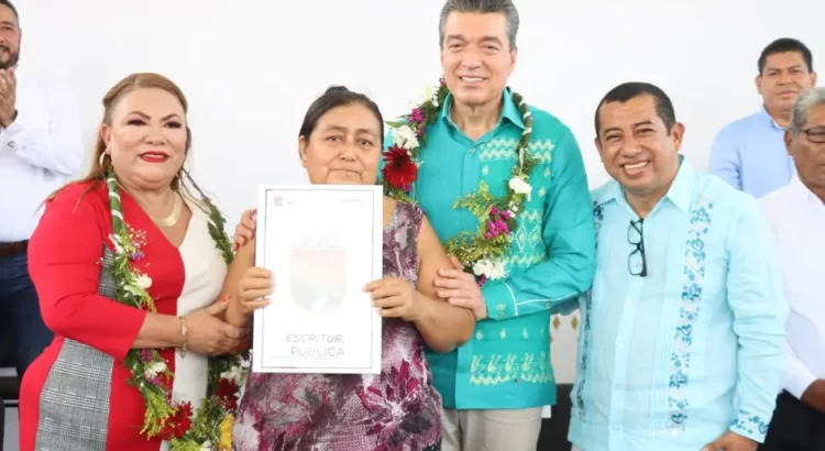 Familias chiapanecas damnificadas por el huracán ‘Stan’ recibieron sus escrituras públicas tras 18 años Familias chiapanecas damnificadas por el huracán ‘Stan’ recibieron sus escrituras públicas tras 18 años