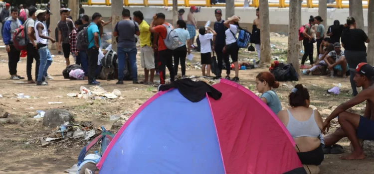 Migrantes instalan campamento temporal para entregarse a las autoridades en Tapachula