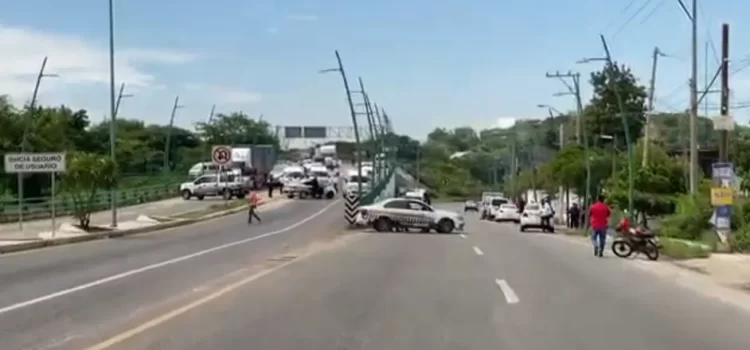 Familiares de trabajadores secuestrados bloqueron carretera Chiapa de Corzo-Tuxtla, Chiapas
