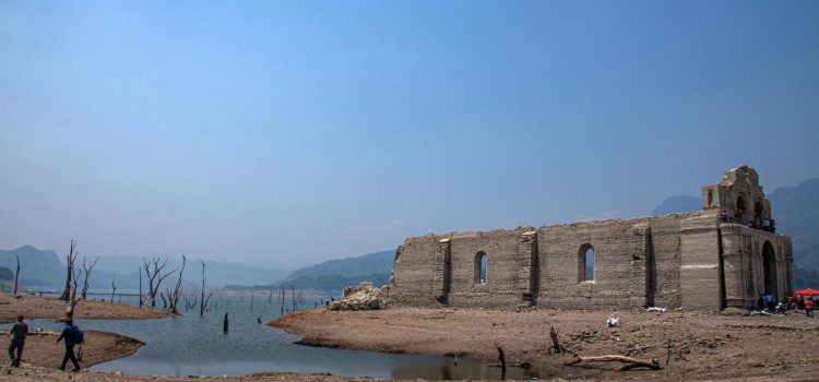 Sequía deja al descubierto un templo sumergido en Chiapas