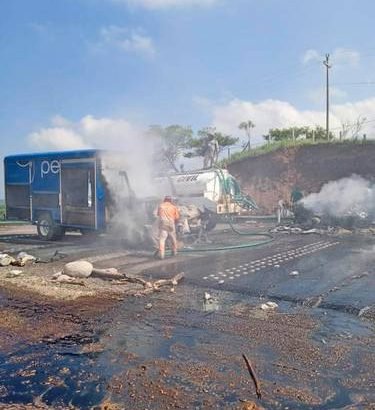 Queman vehículos en Chiapas para exigir justicia por asesinato de activista