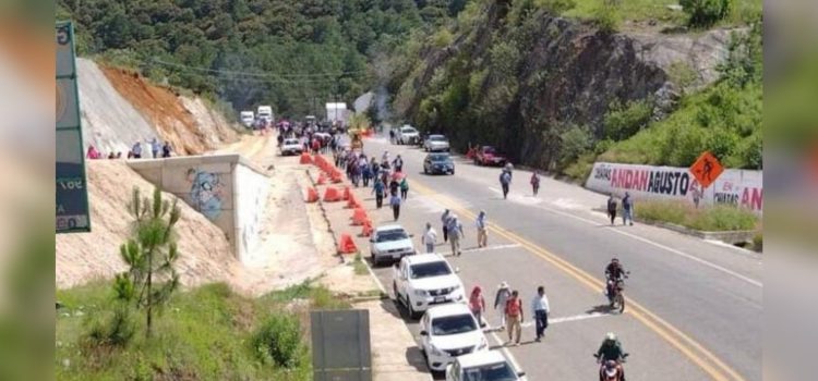 Maestros dejan libre la carretera San Cristóbal-Tuxtla tras confirmación de pagos