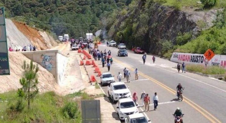 Maestros dejan libre la carretera San Cristóbal-Tuxtla tras confirmación de pagos