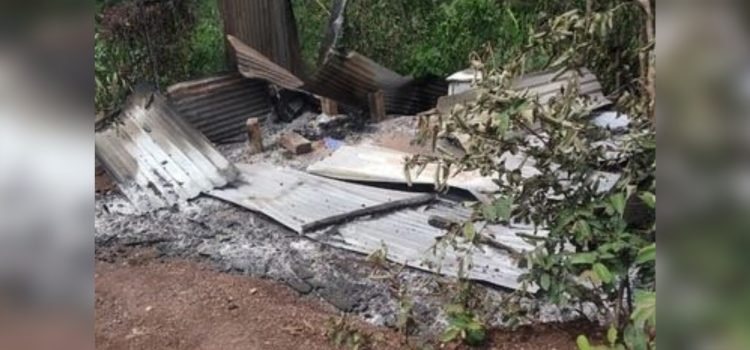 En Chiapas, ejército civil indígena quema casas en Pantelhó