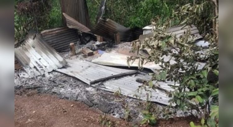 En Chiapas, ejército civil indígena quema casas en Pantelhó