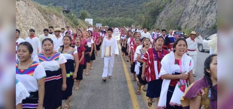 Estudiantes celebran con marcha el Día Internacional de los Pueblos Indígenas