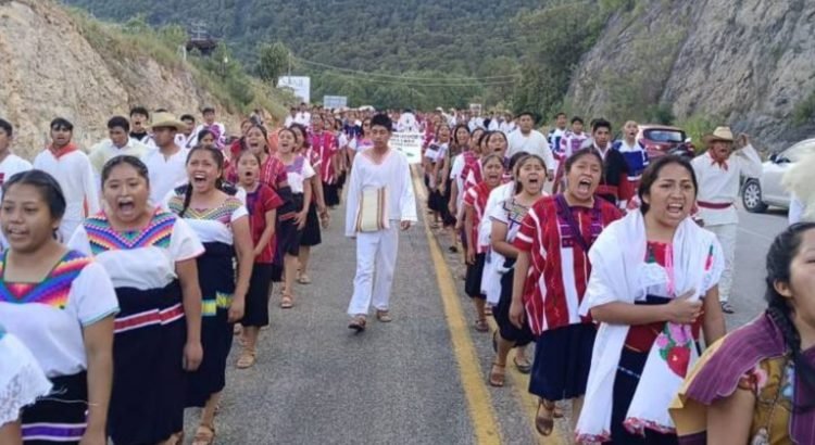 Estudiantes celebran con marcha el Día Internacional de los Pueblos Indígenas
