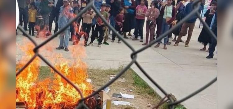 Habitantes queman nuevos libros de texto en comunidad de San Cristóbal
