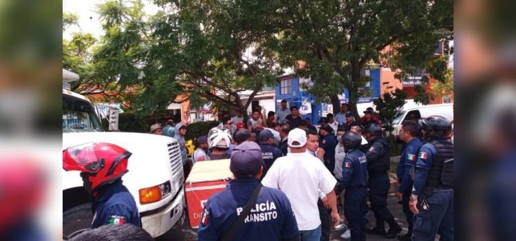 Choque desata riña entre policías y transportistas en San Cristóbal Choque desata riña entre policías y transportistas en San Cristóbal