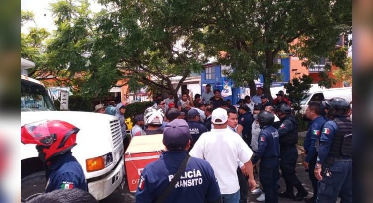 Choque desata riña entre policías y transportistas en San Cristóbal