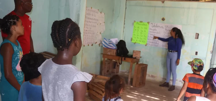 Maestra hondureña abre escuela para hijos de solicitantes de asilo en Tapachula, Chiapas
