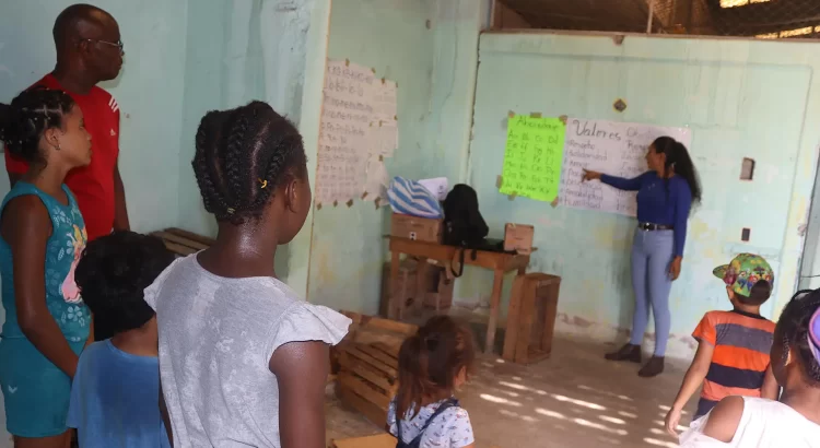 Maestra hondureña abre escuela para hijos de solicitantes de asilo en Tapachula, Chiapas