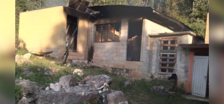 Sujetos armados y encapuchados incendian Escuela Primaria en Oxchuc, Chiapas